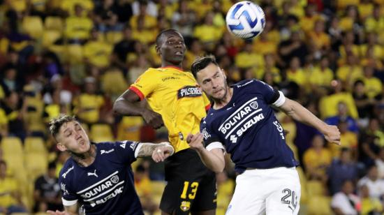 Janner Corozo, de Barcelona, intenta cabecear una pelota en el partido ante Bolívar, en el estadio Banco Pichincha, el 19 de abril de 2023.