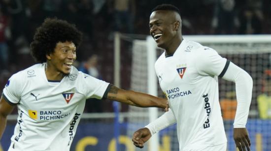 José Angulo (der) celebra su gol en el partido de Liga de Quito ante Magallanes por Copa Sudamericana, en el estadio Rodrigo Paz Delgado, el 19 de abril de 2023.