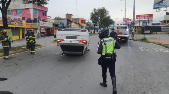 Un carro se volcó en el sector de Tumbaco, este 20 de abril de 2023. 