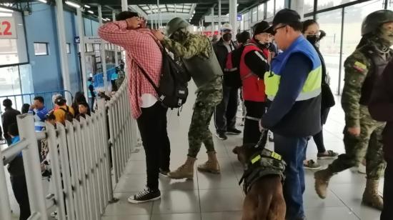 Operativo de seguridad en estación El Capulí, de la Ecovía,  en Quito, 20 de abril de 2023. 