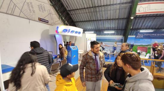 Clientes en el stand del Biess durante la Feria de Vivienda Clave, en Quito, el 19 de abril de 2023.