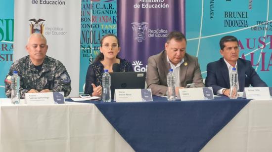 El comandante de la Policía, Fausto Salinas; la ministra de Educación, María Brown; el ministro del Interior, Juan Zapata y el director del Ecu 911, Bolívar Tello, en una rueda de prensa en Guayaquil. 