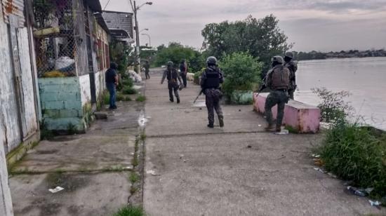 Un operativo policial y militar en la isla Trinitaria, en Guayaquil, el 20 de abril de 2023. 