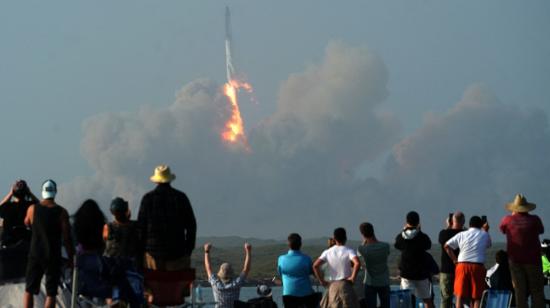 Varias personas celebran el lanzamiento de prueba de Starship, el 20 de abril de 2023. 