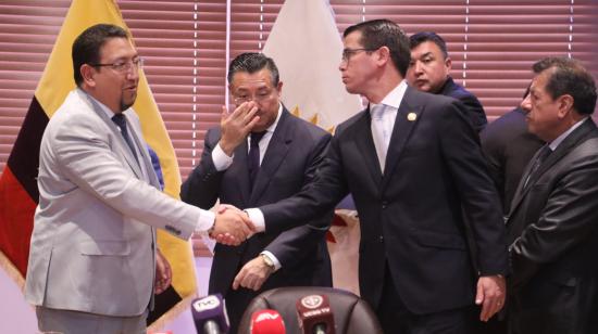 Virgilio Saquicela (izq.), presidente de la Asamblea, saluda con Juan Pablo Ortiz, secretario Jurídico de la Presidencia, durante la entrega del proyecto de reformas a la Ley de Garantías Jurisdiccionales, el 18 de abril de 2023.