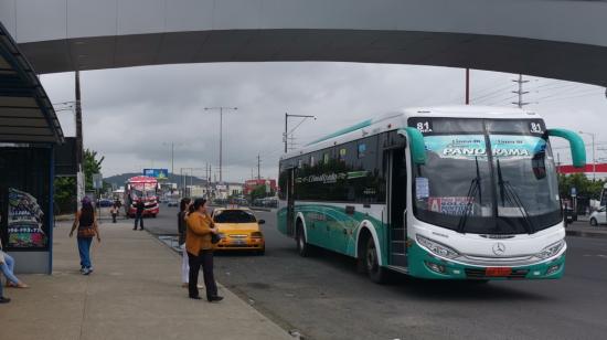 Un paradero de buses en el sector de la parroquia La Aurora, en Daule, una zona vecina al norte de Guayaquil. 