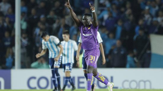 Erick Castillo, de Aucas, celebra un gol ante Racing por Copa Libertadores en Buenos Aires, el 20 de abril de 2023.