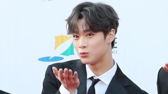 Moonbin saluda durante un evento de la banda ASTRO en Pyeongchang, Corea del Sur.