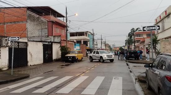Policía cerró la vía cerca de la empresa, donde explotó un artefacto en Samanes, Guayaquil, el 21 de abril de 2023. 