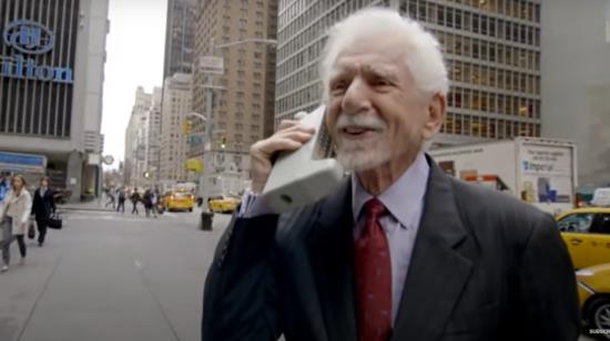 El ingeniero de Motorola, Marty Cooper, recreando la primera llamada de celular hace 50 años, en Nueva York, Estados Unidos.  