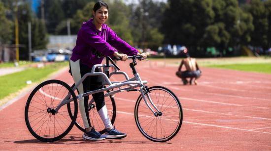 Irene Valarezo, durante un entrenamiento con su nueva bicicleta para practicar frame running, el 17 de abril de 2023. 