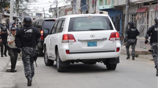 Miembros de la Policía en el sector Cristo del Consuelo, en Guayaquil, donde se registró un ataque con explosivos en agosto de 2022. 