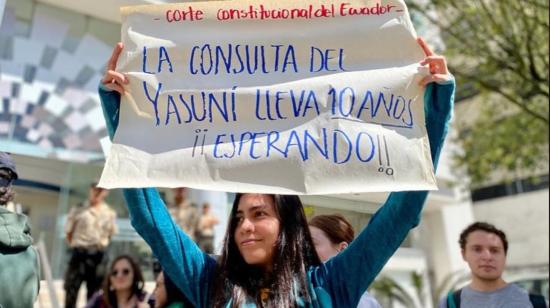 El colectivo Yasunidos protesta por la falta de respuesta de la Corte Constitucional, este 1 de marzo de 2023.