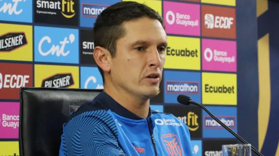 Miguel Bravo, entrenador de la Selección Sub 20, durante una rueda de prensa en Quito.