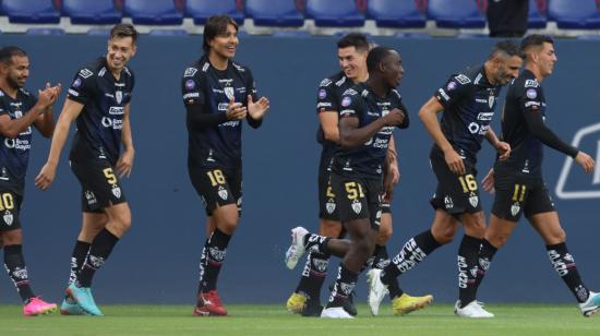 Los jugadores de Independiente del Valle festejan el gol de Yaimar Medina, para la victoria sobre Técnico Universitario, el 22 de abril de 2023. 