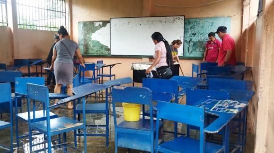 Padres de familia realizan una minga de limpieza en la Unidad Educativa Humberto Moreira, del cantón Ventanas (Los Ríos).