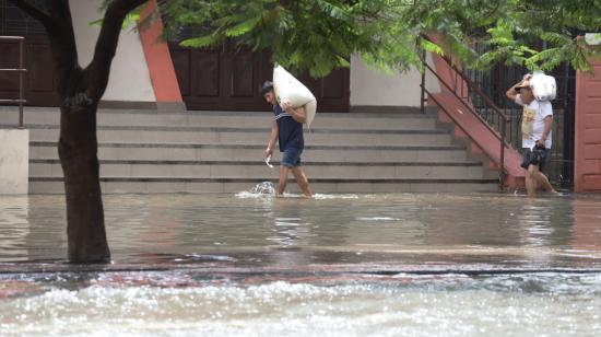 Inundaciones en el sector Sauces 6, norte de Guayaquil, 23 de marzo de 2023. 