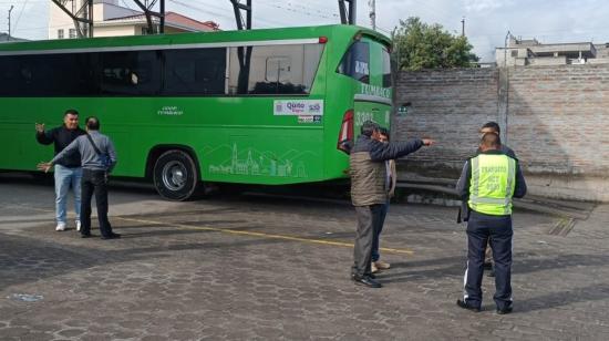 Agentes de la AMT, durante el peritaje al bus que supuestamente atropelló al catedrático Santiago Gangoneta.