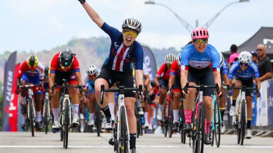 Skylar Schneider festeja la victoria en el Panamericano de ciclismo de ruta, el 22 de abril de 2023. 
