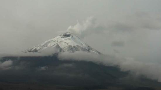 Imagen del volcán Cotopaxi, captada por cámaras del Instituto Geofísico.