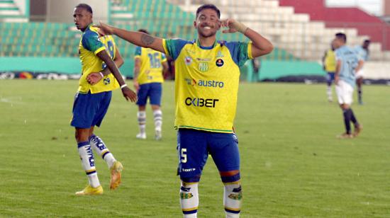 Joaquín Vergés festeja su gol en la victoria de Gualaceo sobre Universidad Católica, el 22 de abril de 2023. 