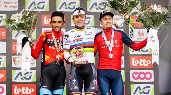 Remco Evenepoel junto a Tom Pidcock y Santiago Buitrago, en el podio de la Lieja-Bastoña-Lieja, el 23 de abril de 2023. 