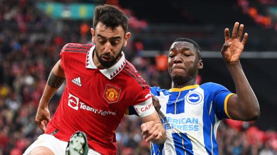 El ecuatoriano Moisés Caicedo, del Brighton, disputa un balón con Bruno Fernandes, del Manchester United, en la FA Cup.