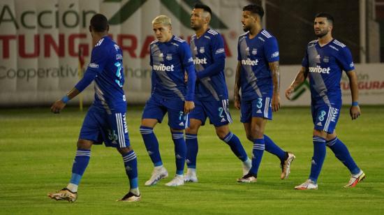 Los jugadores de Emelec salen del estadio de Echaleche, al final del primer tiempo, en el partido ante Mushuc Runa, el 23 de abril de 2023.