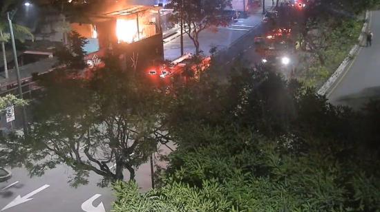 Vista panorámica de incendio en un bar de Urdesa, Guayaquil, el 24 de abril de 2023. 