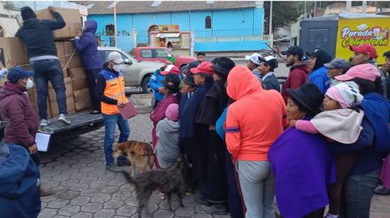 Damnificados por la ceniza volcánica del Sangay reciben kits alimenticios en Chimborazo, el 22 de abril de 2023. 