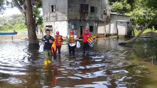 Varias personas son evacuadas de sus viviendas en Palestina, cantón de Guayas, el 21 de abril de 2023. 