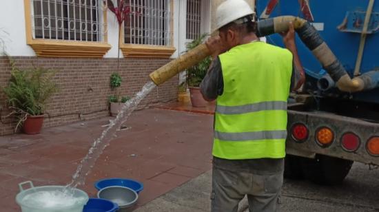 Un tanquero de Interagua abastece de agua potable a un sector de Guayaquil, el 20 de abril de 2023. 