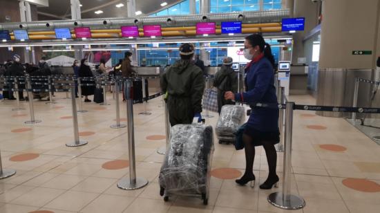 Imagen referencial de pasajeros en el Aeropuerto de Quito, en 2020. 