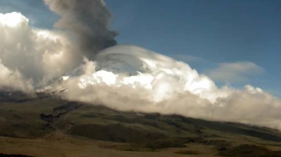 Vista frontal del volcán Cotopaxi, la mañana del 24 de abril de 2023. 