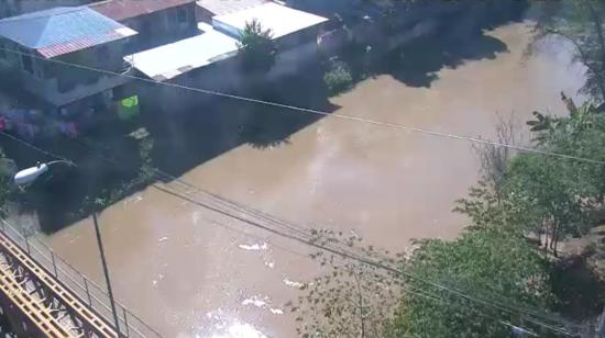 Las autoridades monitorean la situación del río Portoviejo, en Manabí.