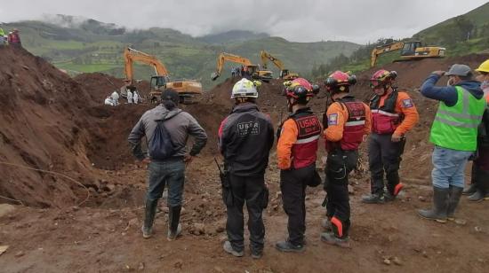 Rescatistas de diferentes cuerpos de bomberos trabajan en la zona cero en Alausí.