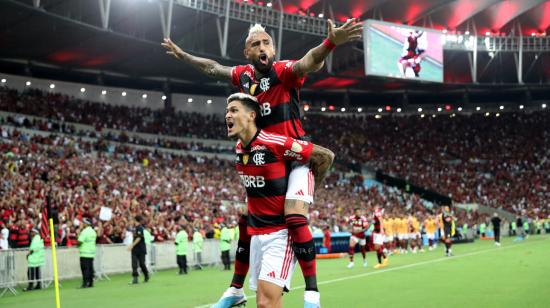 Pedro y Arturo Vidal, de Flamengo, festejan un gol ante Nublense por la Copa Libertadores, el 19 de abril de 2023.