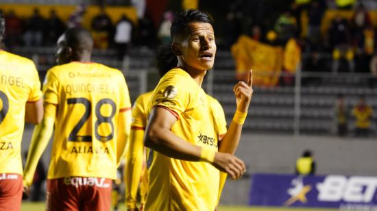 Jordan Rezabala festeja un gol con Aucas, en el estadio Gonzalo Pozo Ripalda, el 24 de abril de 2023.