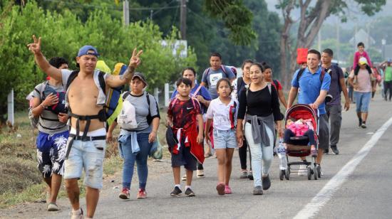 Migrantes llegan caminando en caravana al municipio de Huehuetán, en el estado de Chiapas (México), el 24 de abril de 2023.