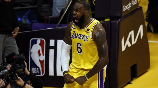 LeBron James festeja un punto en el partido de los Lakers ante los Memphis Grizzlies, el 24 de abril de 2023.