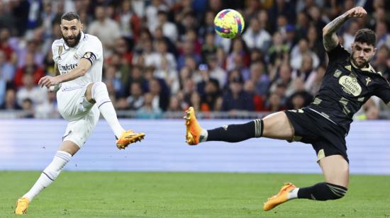 Karim Benzema remata al arco en el partido ante el Celta, en el Santiago Bernabéu, el 22 de abril de 2023. 