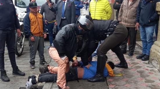 Habitantes de la calle Lamar capturan a un presunto delincuente en el centro de Cuenca, el 20 de abril de 2023. 