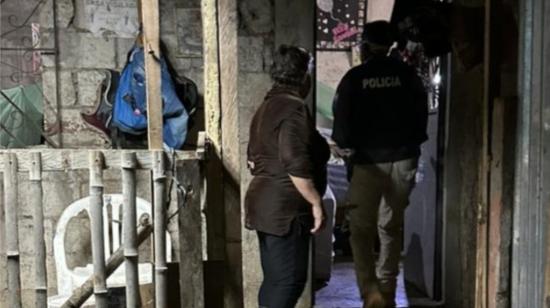 Un agente de la Policía durante un allanamiento en una vivienda en Guayaquil, el 26 de abril de 2023. 