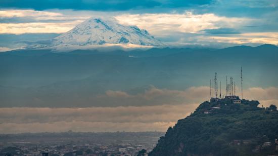 Panorámica de la cumbre del volcán Chimborazo, visto desde Guayaquil, el 26 de abril de 2023. 