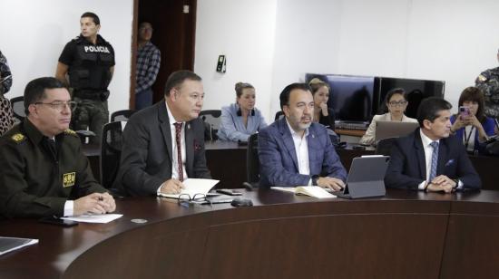 El ministro del Interior, Juan Zapata (segundo de la izquierda), y el alcalde electo de Quito, Pabel Muñoz, durante una rueda de prensa, el 26 de abril de 2023.