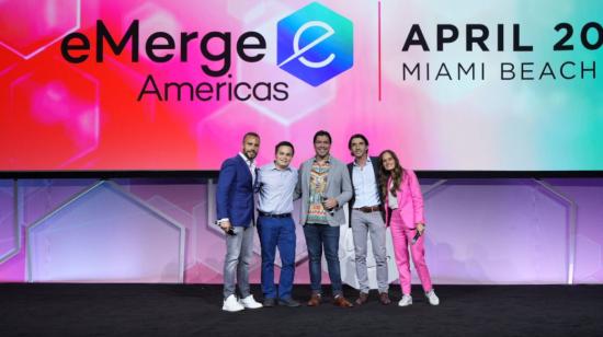 Representantes de la startup ecuatoriana Kriptos en el evento eMerge Americas 2023, el 24 de abril.