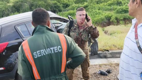 Un capitán de la Armada sale del auto, tras sufrir un ataque armado en una carretera, el 27 de abril de 2023. 