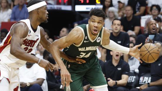 Giannis Antetokounmpo, jugador de los Milwaukee Bucks, defiende un balón ante Jimmy Butler, de los Miami Heat, en los playoffs de la NBA, el 24 de abril de 2023.