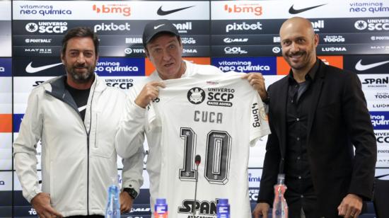 El director técnico, Cuca, durante su presentación para tomar el cargo con Corinthians, el 21 de abril de 2023.