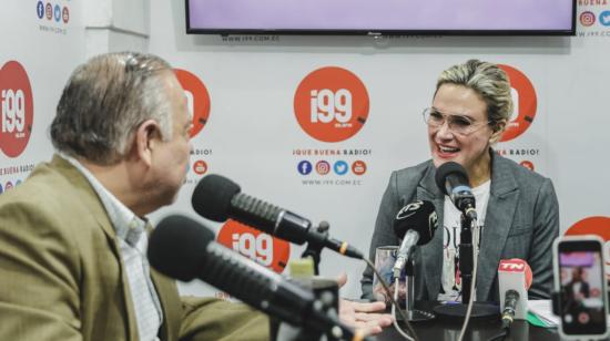 La alcaldesa de Guayaquil, Cynthia Viteri, durante un enlace radial el 27 de abril de 2023.